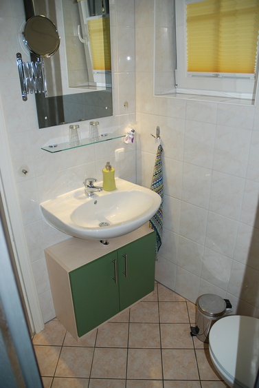 Duschbad mit Fön, Kosmetikspiegel, usw.