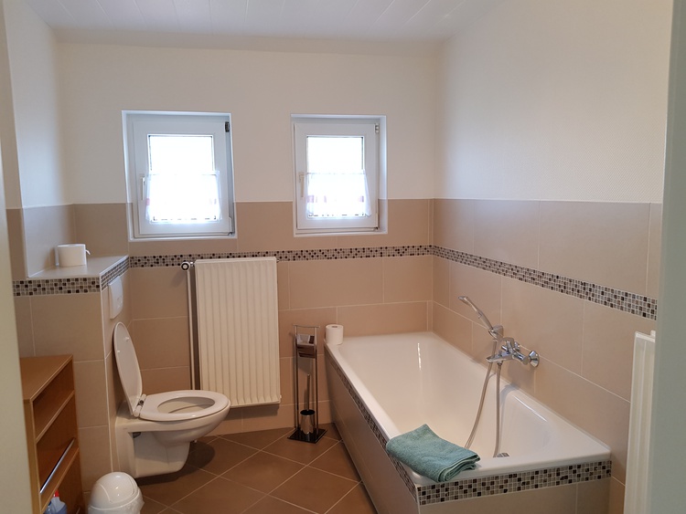 WC mit Badewanne und Dusche im Erdgeschoß, plus Dusche und WC im Obergeschoß