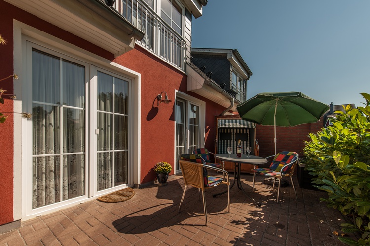 Terrasse mit Strandkorb