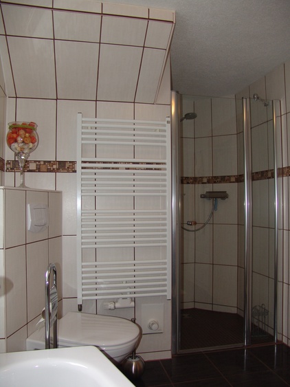 Nach einem belebenden morgendlichen Duschbad sorgt der beheizte Fußboden für Wohlbehagen.