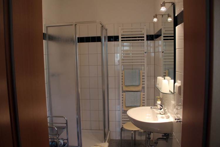 Duschbad, WC, Fön und Ablageregale