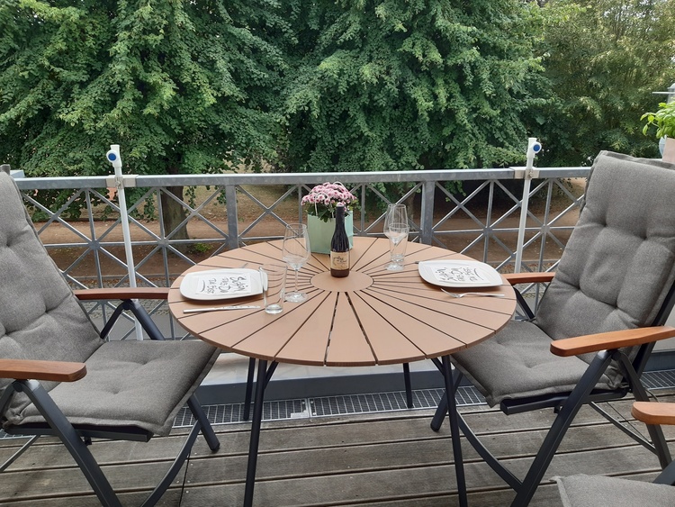 10m² Südbalkon mir Blick zum Lindenpark