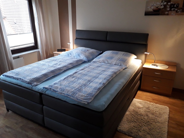 Schlafzimmer mit Boxspringbett
