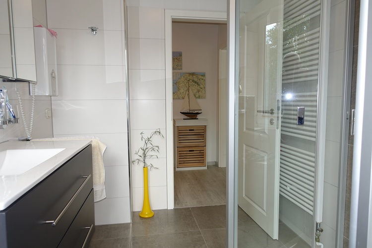 Bad mit ebenerdiger Dusche