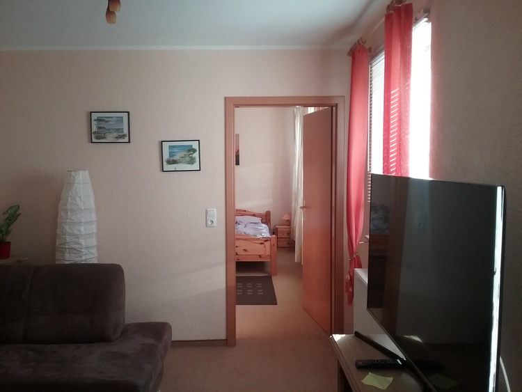 Wohnraum mit Blick zum Schlafzimmer