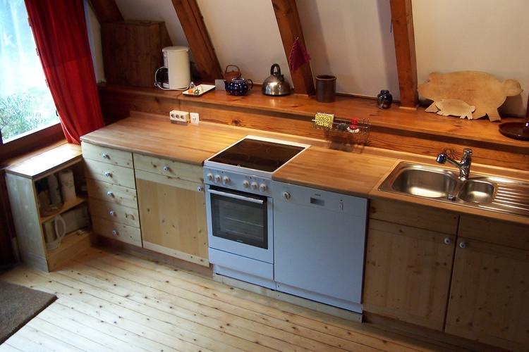 Küchenzeile mit Herd/Backofen, Spülmaschine usw.