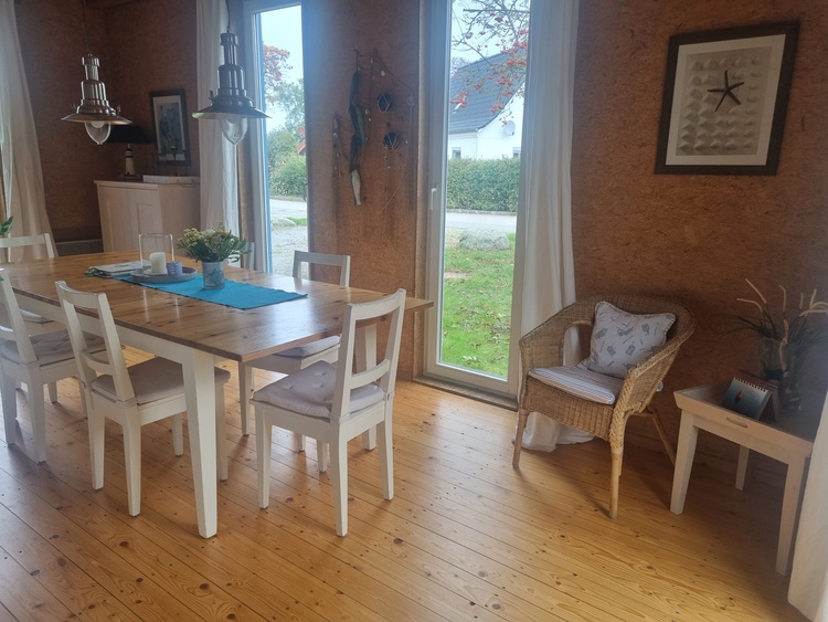 Esstisch mit 6 Stühlen + Kinderstuhl