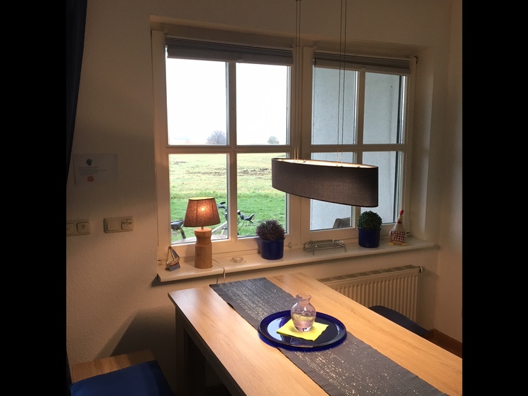 Moderner Esstisch mit Blick auf den Bodden