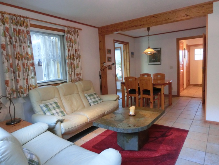 Wohnzimmer mit Essplatz