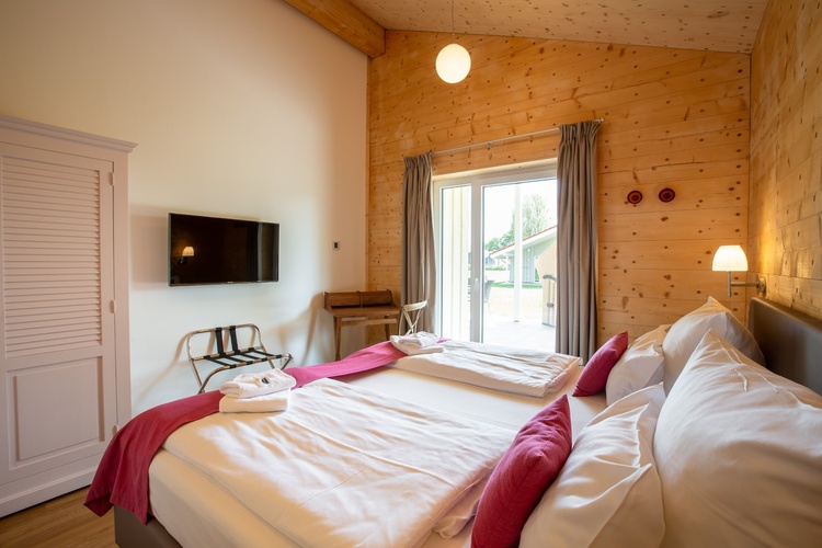 2 große Schlafzimmer mit Boxspring-Doppelbetten