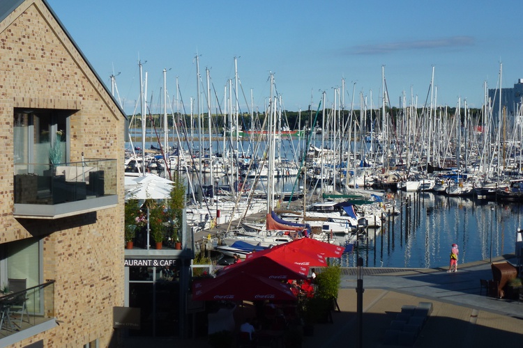 Blick vom Balkon auf den Yachthafen