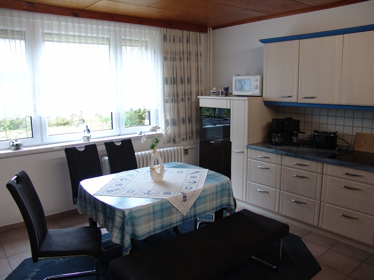 Die gut ausgestattete Wohnküche mit dem großen Esstisch bietet alle kulinarischen Möglichkeiten.