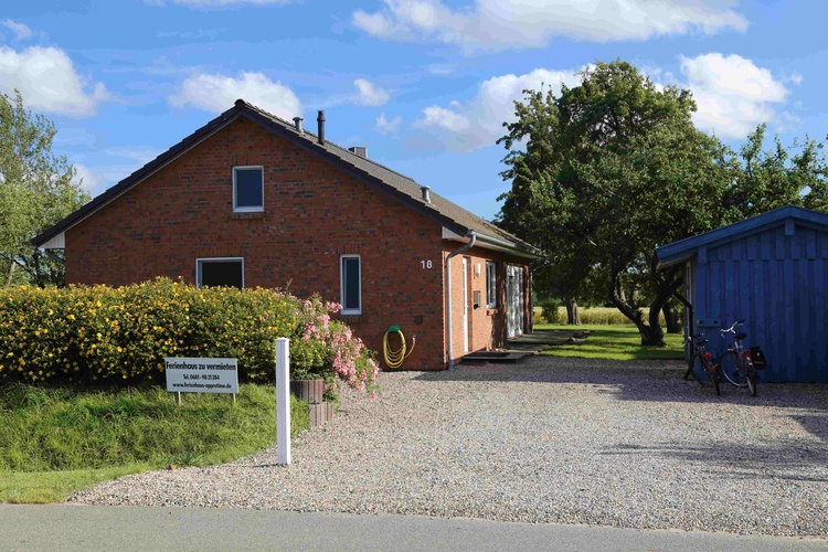 großer eigener Parkplatz am Haus