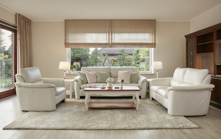 Wohnzimmer mit Panorama Fenster zum Garten