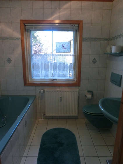 Badezimmer im 1. OG mit Badewanne