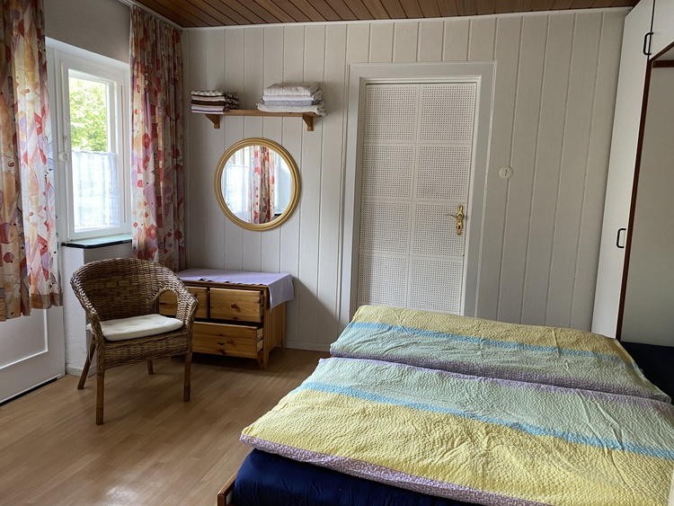 Schlafzimmer mit Tür zum Garten