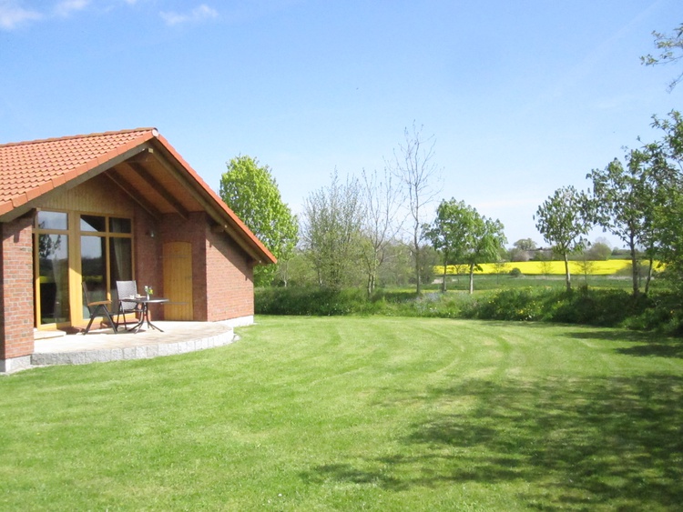 Geschützte Terrasse mit großer Rasenfläche und freiem Ausblick