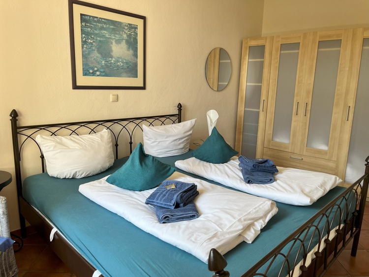 Schlafzimmer für zwei Personen mit viel Platz