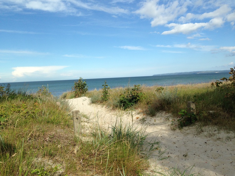 Weg zum Meer hinter dem Haus