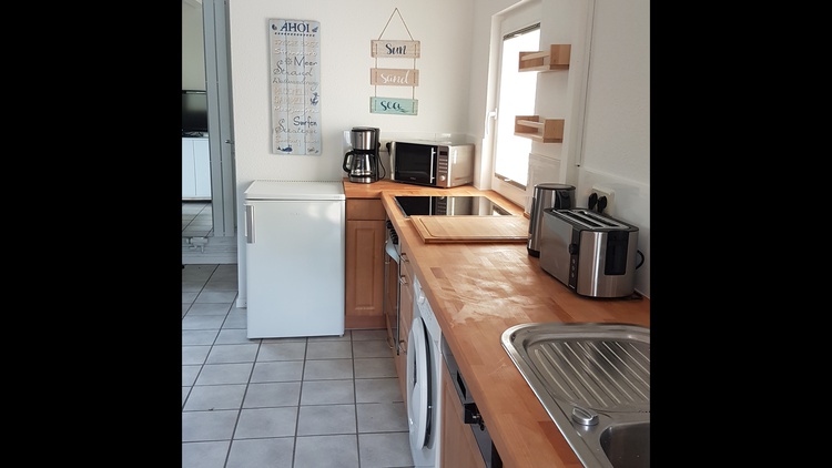 Die Küche ist voll ausgestattet.