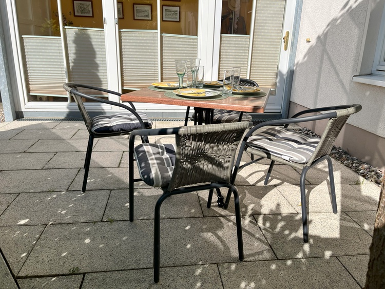 Separater Eingang mit Terrasse - Balkon ebenfalls vorhanden mit Blick zum Lindenpark