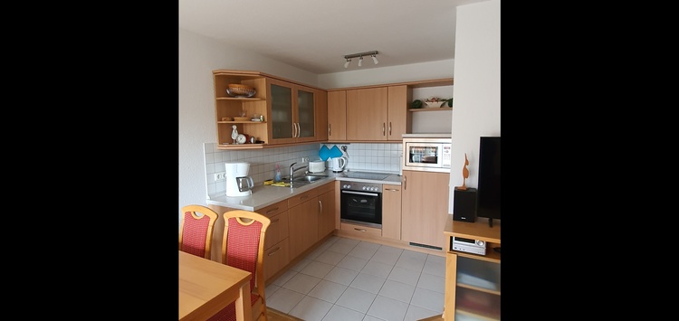 Küche und Esstisch