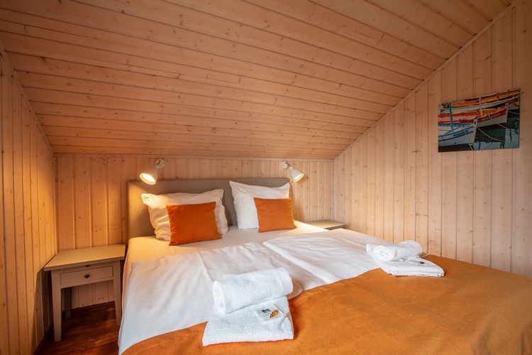 Schlafzimmer mit Boxspring-Doppelbett