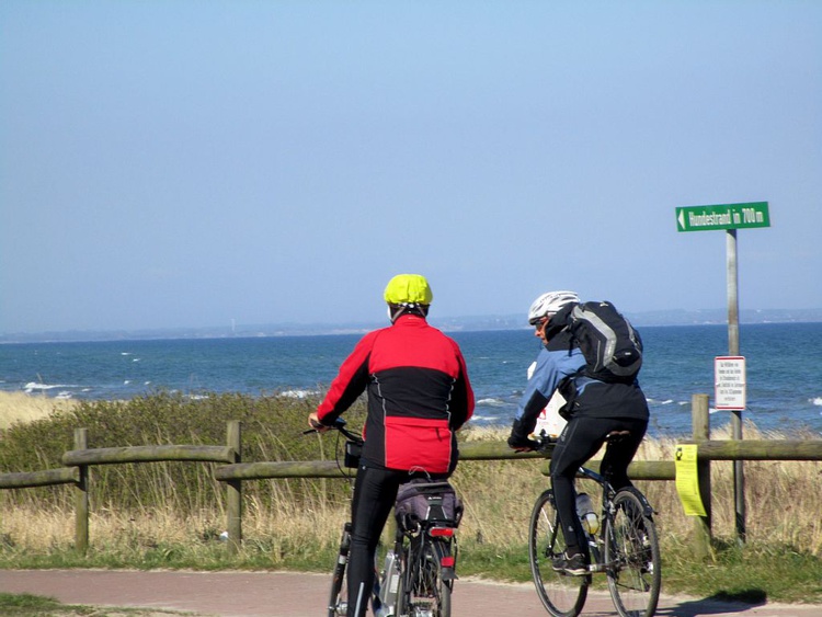 Der Ostseeküsten-Radweg führt direkt am Haus vorbei
