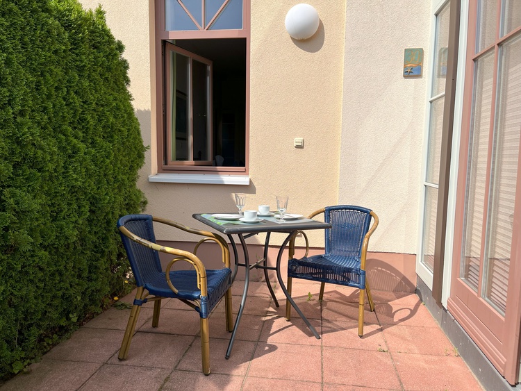 Terrasse mit Morgensonne