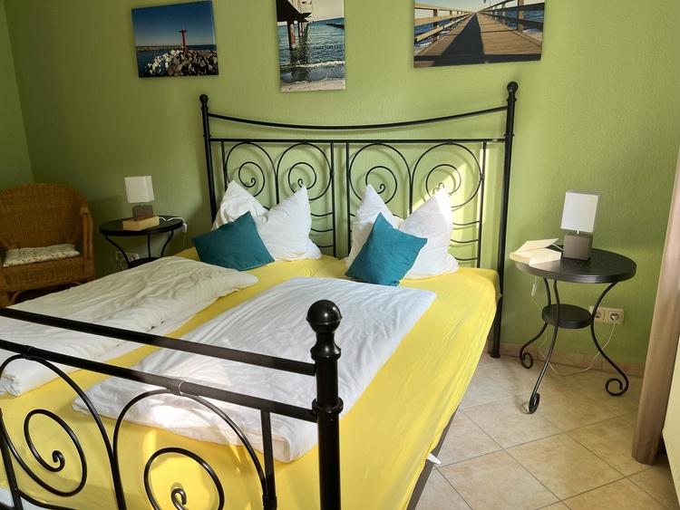 Großes Schlafzimmer mit Verdunkelungsvorhängen und ganz viel Stauraum