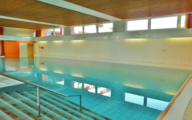 Hallenbad Warmwasser 15x8m 1,20tief