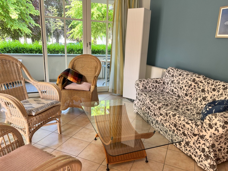 Wohnzimmer mit Balkon zum Lindenpark