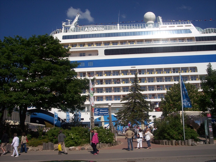 Aida Kreuzfahrtschiff in Warnemünde Aida Kreuzfahrtschiff in Warnemünde