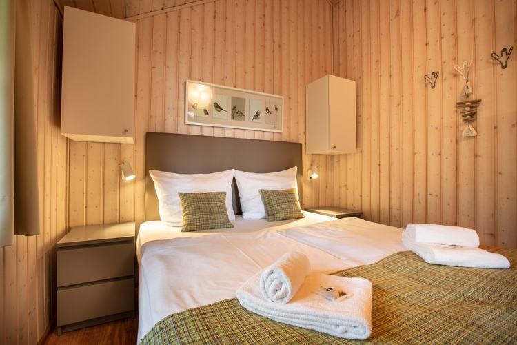 Schlafzimmer mit Boxspring-Doppelbett Schlafzimmer mit Boxspring-Doppelbett