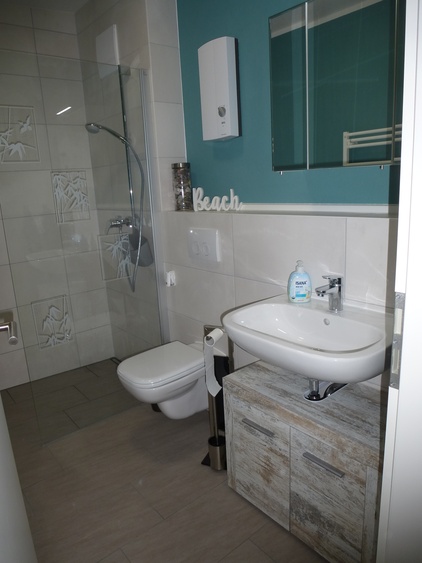 Bad mit Dusche und WC Bad mit Dusche und WC