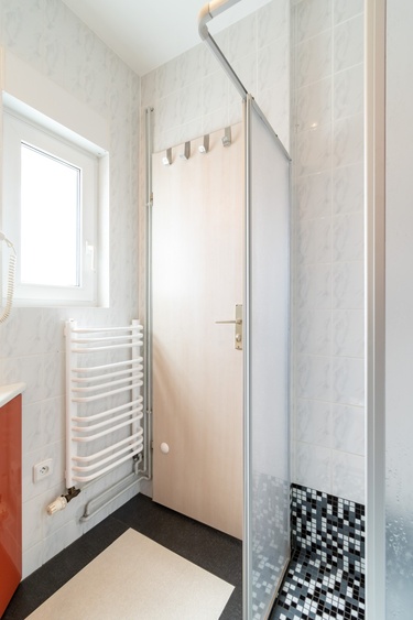 Duschbad mit Haarfön und WC Duschbad mit Haarfön und WC
