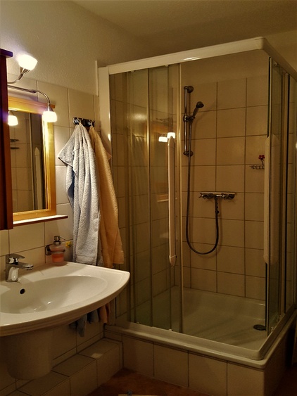 Bad mit Dusche Bad mit Dusche