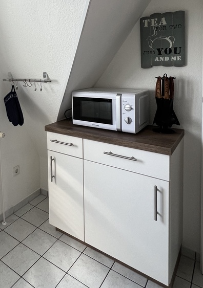 Küche, Teilansicht mit Mikrowelle Küche, Teilansicht mit Mikrowelle