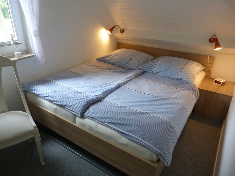 Doppelbett 2,00m x 1,60m, 2 Stühle, 2 Kommoden