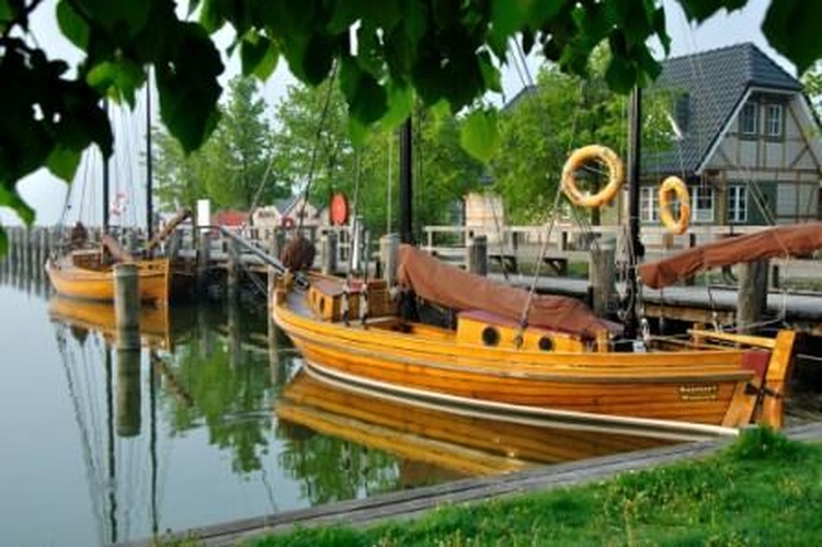Zeesboot im Hafen Zeesboot im Hafen