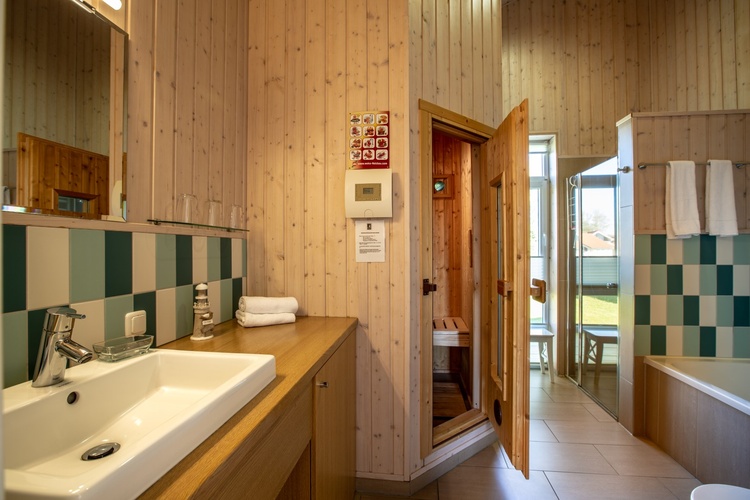 Großes Dusch- und Wannenbad mit Sauna Großes Dusch- und Wannenbad mit Sauna