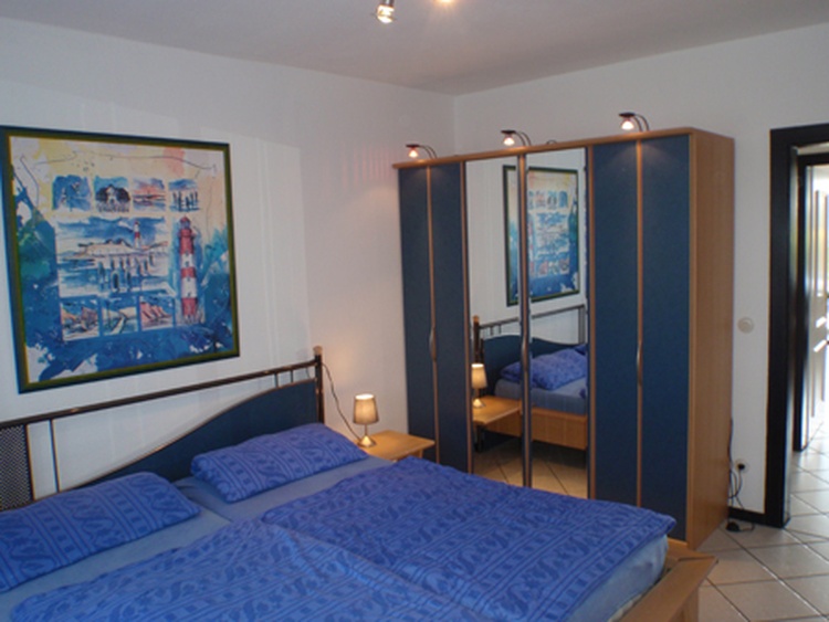 Schlafzimmer mit großem Kleiderschrank