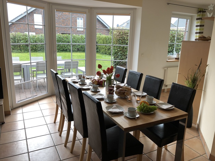 Esszimmer für 8 Pers., Blick auf Südterrasse und Garten. Esszimmer für 8 Pers., Blick auf Südterrasse und Garten.