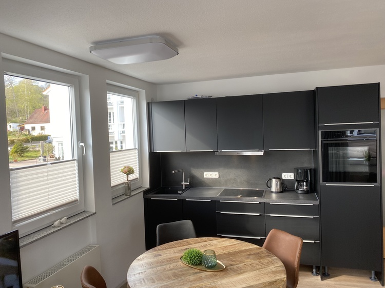 Küchenzeile mit Spülmaschine u. Backofen Küchenzeile mit Spülmaschine u. Backofen
