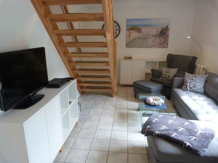 Das Wohnzimmer mit Flachbildfernseher.