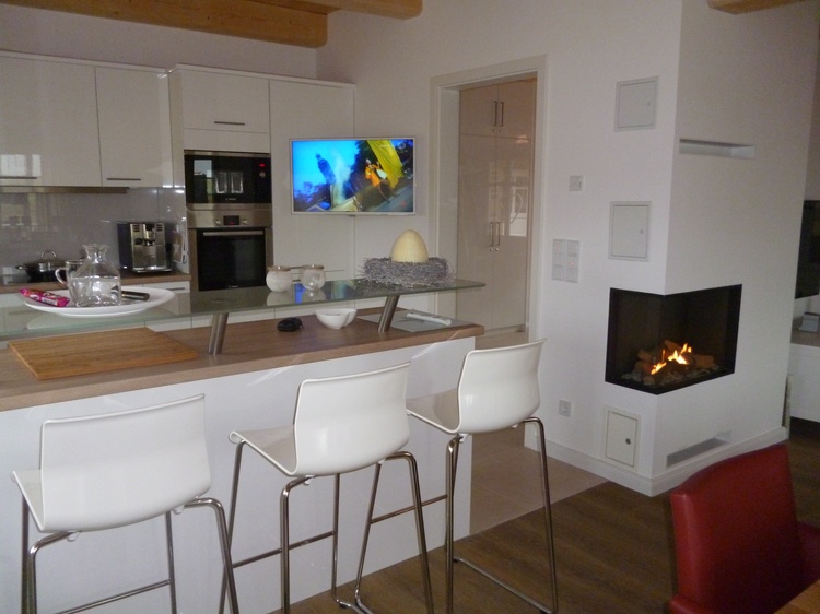 Luxus-Küche mit Bartresen, Kamin, TV Luxus-Küche mit Bartresen, Kamin, TV