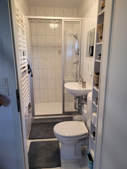 Bad mit großer Dusche, Fenster, Schminkspiegel, Föhn und Heizung