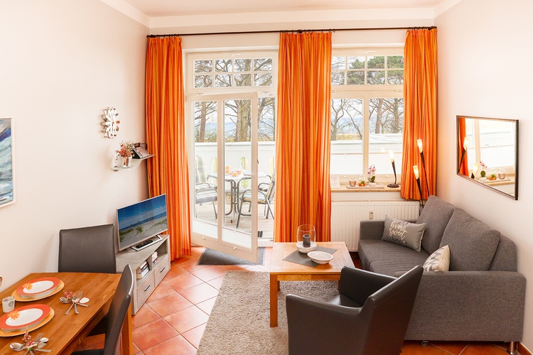 Wohnzimmer mit Blick auf Terrasse und Meer Wohnzimmer mit Blick auf Terrasse und Meer