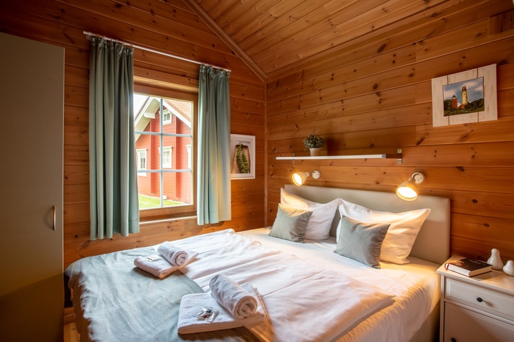 Schlafzimmer mit Boxspring-Doppelbett Schlafzimmer mit Boxspring-Doppelbett