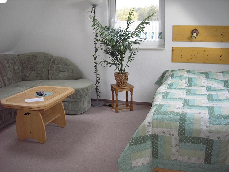 Studio mit Sitzecke, TV und Doppelbett Studio mit Sitzecke, TV und Doppelbett